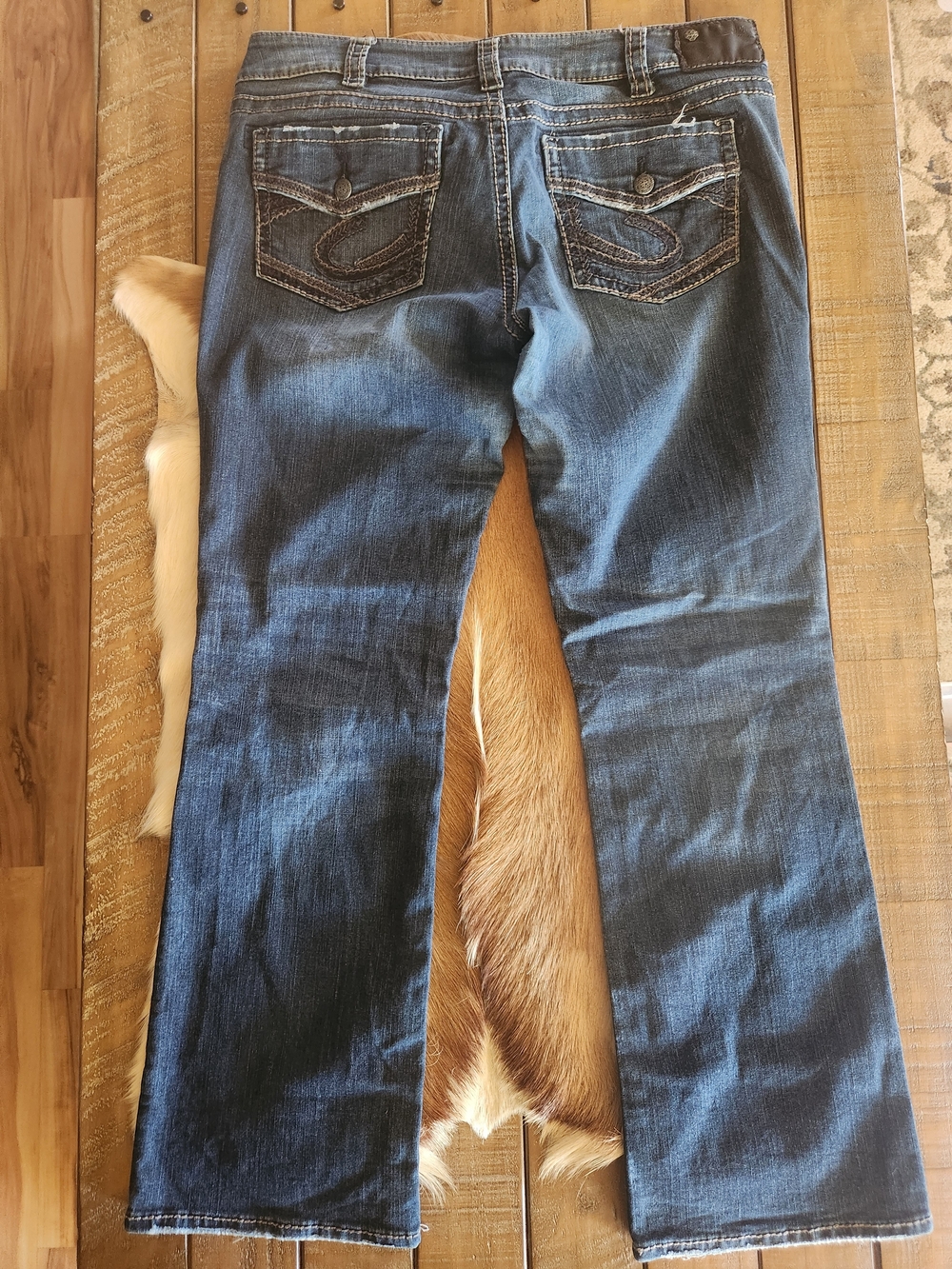 Women's Silver Mid Wash Flare Jeans with Decorative Back Pockets